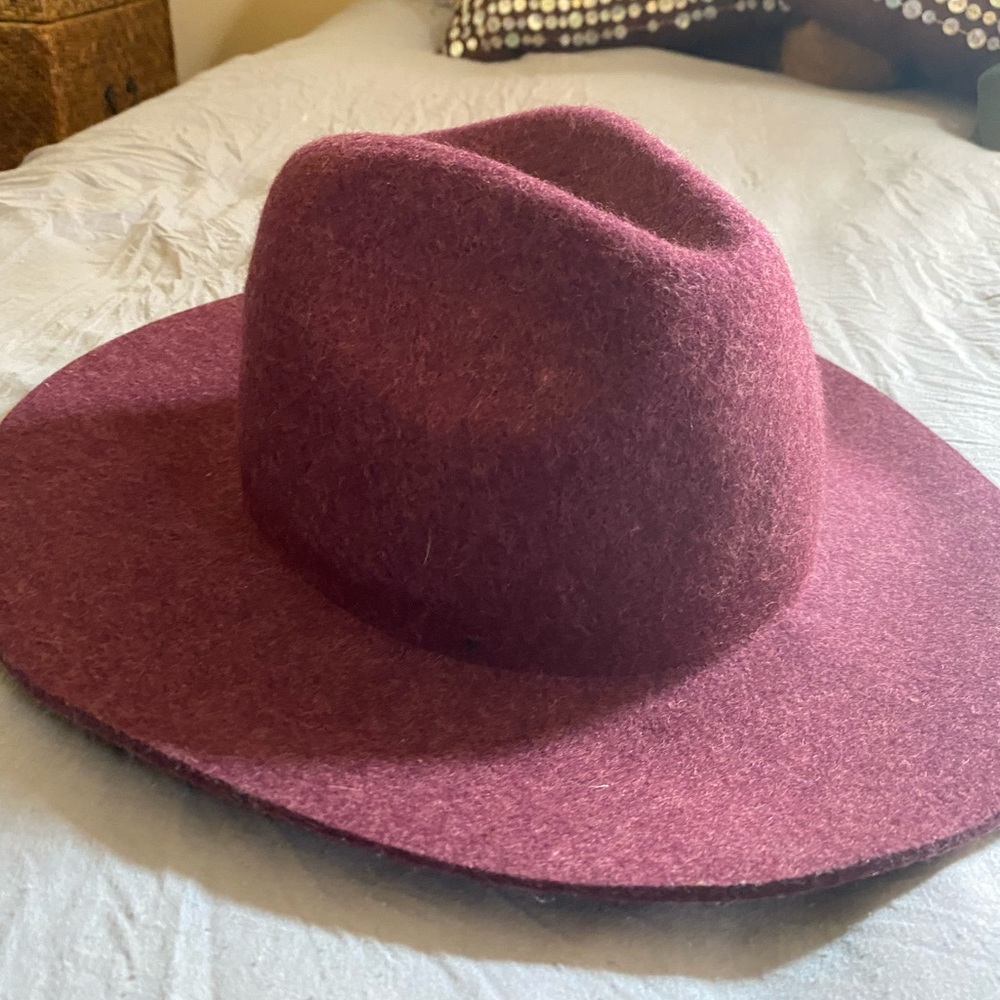 Felt maroon hat. Only been worn 1 or 2 times.